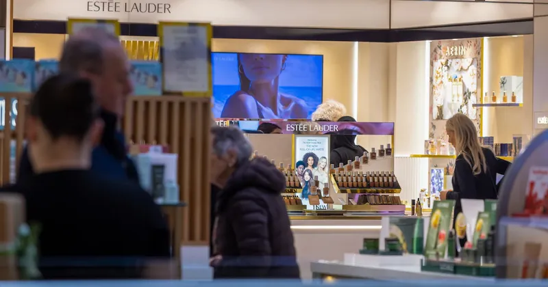 Estée Lauder supera las previsiones y pone fin a tres descensos consecutivos en ingresos