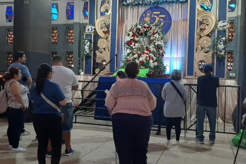 Devotos de Santo Domingo cumplen promesas en parroquia capitalina