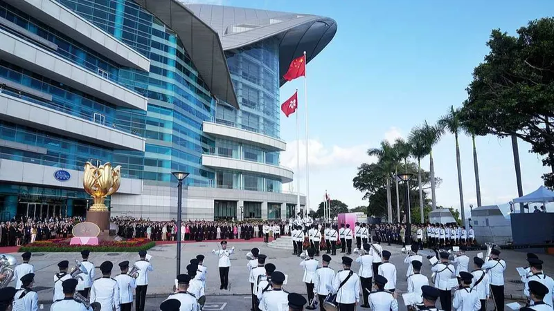 Las RAE de Hong Kong y Macao organizan ceremonias de izado de la bandera nacional
