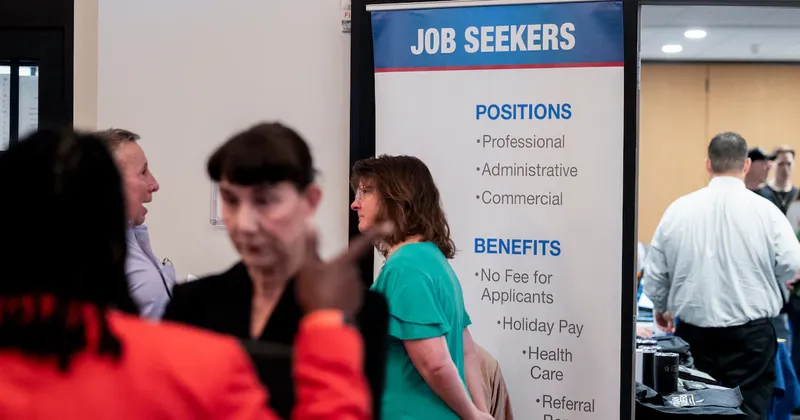 La IA está creando más empleos, pero también golpea a los trabajadores con menos experiencia