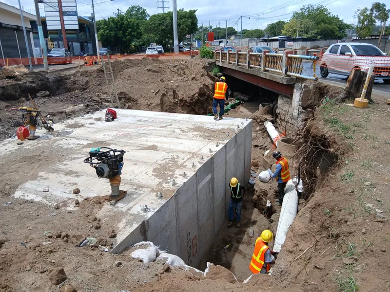 Obras de drenaje en la Pista Héroes de la Insurrección alcanzan el 72% de avance
