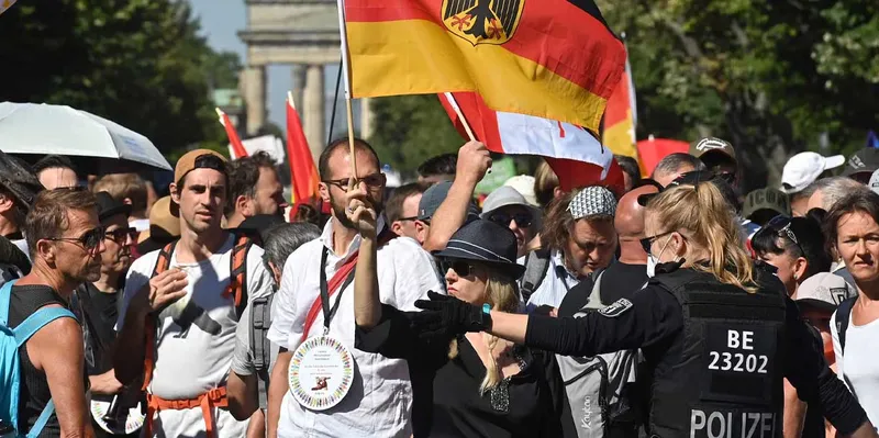 Miles de alemanes protestan en las calles contra el Gobierno de Merz (VIDEO)