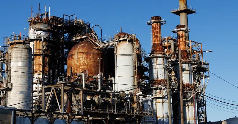 El tráfico por Ormuz se modera por precaución tras un repunte de los flujos de petróleo