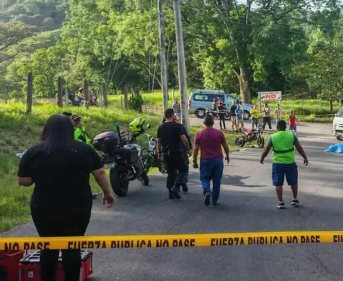 Muere nicaragüense tras estrellarse en moto contra un microbús en Costa Rica