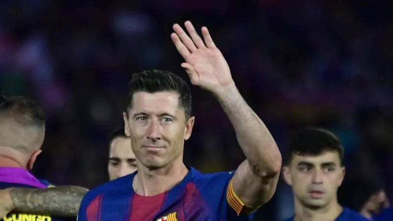 Lewandowski rompe a llorar en su adiós al Barça en el Camp Nou