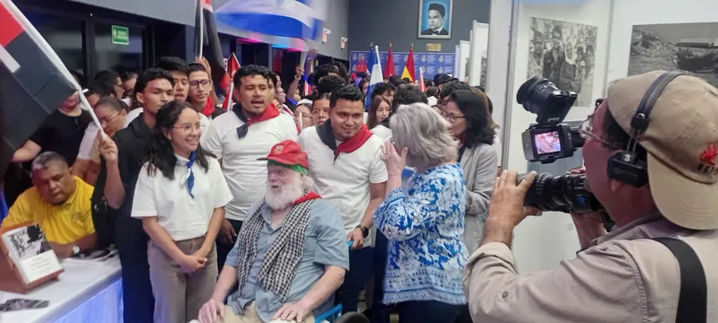 El Héroe de la Paz Brian Wilson presenta su libro “Mi país es el mundo”