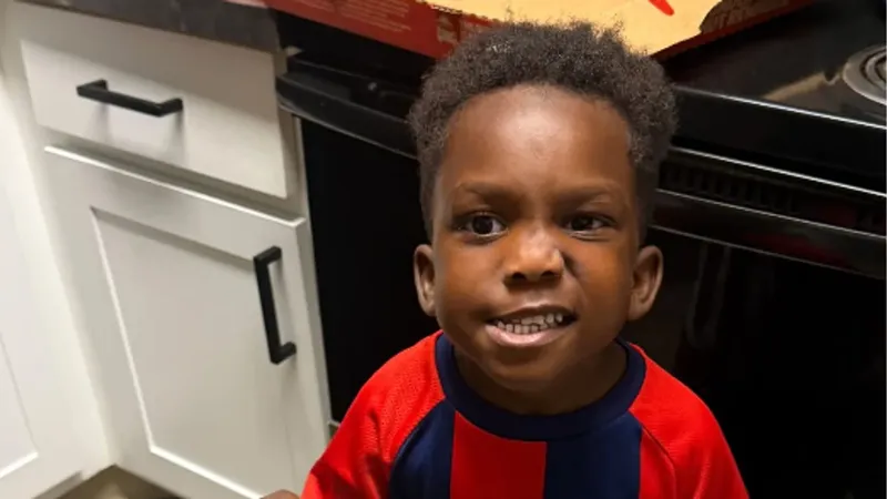 Niño de 3 años es expulsado de un partido de fútbol por la policía al jugar 'demasiado bien'