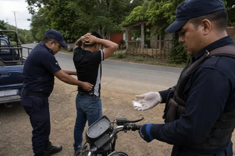 Detienen a pushers con 16 envoltorio de cocaína durante retén policial en El Cuá