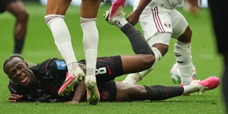 Horror en el Mundial: Ismaël Koné sufre fractura devastadora tras brutal entrada