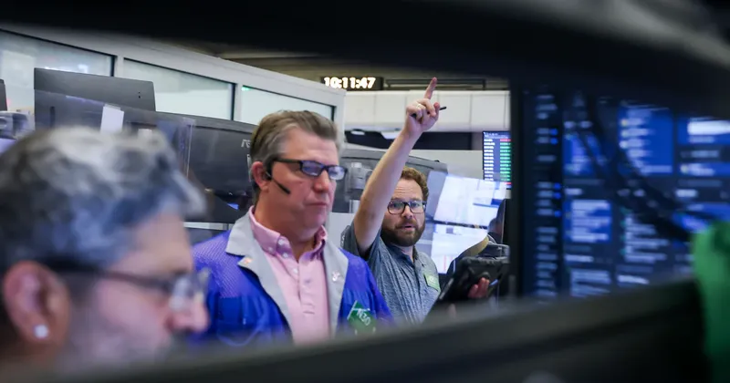 Wall Street cae y el petróleo y el dólar suben tras amenazas de Trump sobre nuevos ataques a Irán
