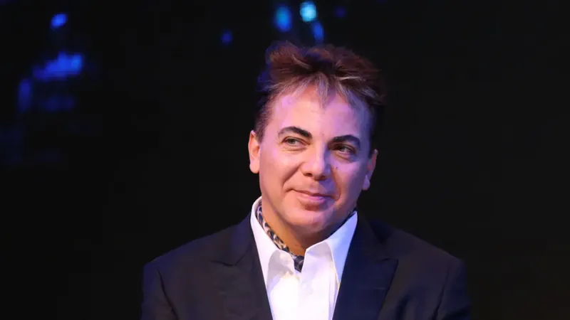 Cristian Castro demuestra que nunca es tarde para cumplir un sueño: terminó la prepa a los 51 años y va por la UNAM, su mensaje podría ser una señal para ti