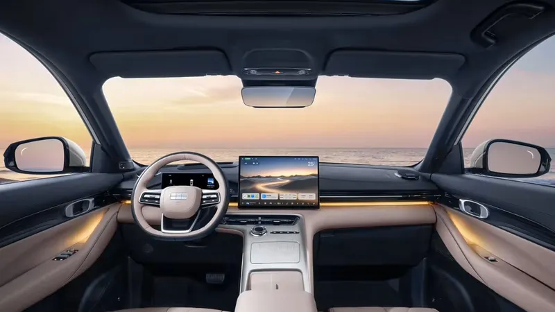 Desde 12.800€ con 635 km de autonomía: Geely renueva este SUV eléctrico con 5 opciones de hasta 333 CV y carga en 9 minutos