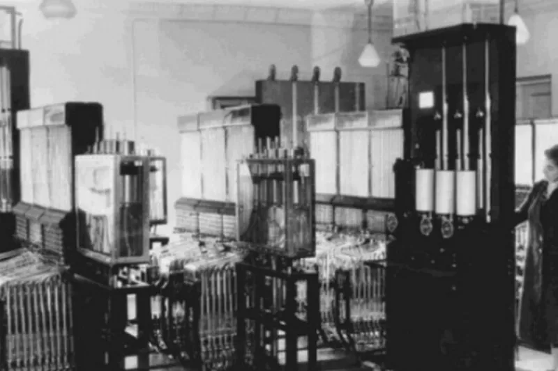 En 1936, un ingeniero soviético creó una de las tecnologías más bizarras de la historia: el ordenador que funcionaba con agua