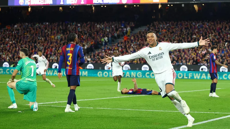 Real Madrid terminó con el invicto de Barcelona y tiene vida en La Liga