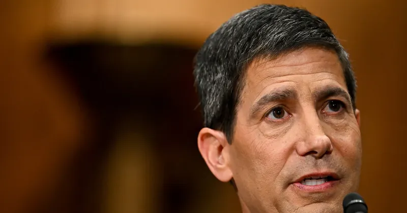 Economistas retrasan expectativa de recortes de tasas de la Fed hasta 2027, según encuesta