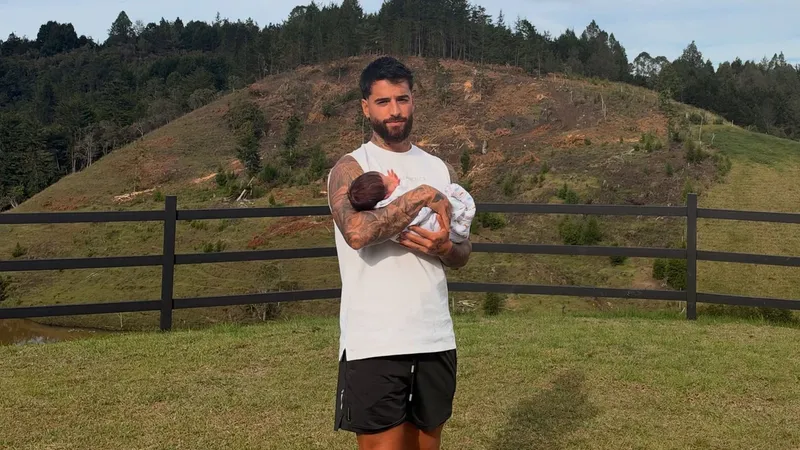 Maluma reaparece tras el nacimiento de su pequeño Orión y comparte nuevas fotos junto a su familia crecida