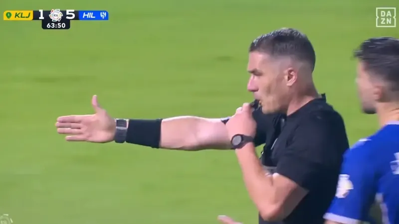 Kovacs, del no penalti a Pubill ante el Barça a pitarlo por lo mismo a Koulibaly