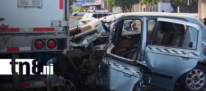 Taxista resulta lesionada tras impactar contra un furgón en Managua