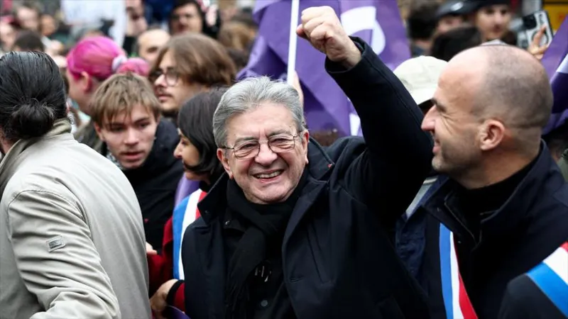 La izquierda francesa presiona a Macron: cede o tendrás que dimitir