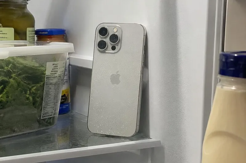 Meter el iPhone en la nevera parece lo mejor para enfriarlo, pero es solo uno de los muchos consejos de cómo no se debe tratar