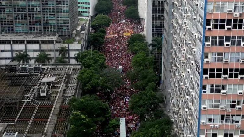 ‘No al padre, no al hijo’: Miles marchan en Río contra Flavio Bolsonaro