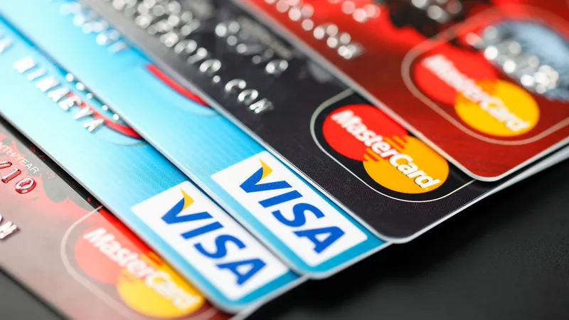 Cuba anuncia el fin de las transacciones con Visa y Mastercard por sanciones de EEUU