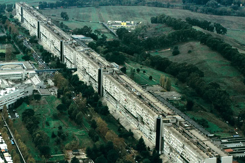 En los años 80, Italia encerró una ciudad en un edificio gigante de 1 kilómetro. Ha acabado siendo uno de los mayores fracasos de vivienda social
