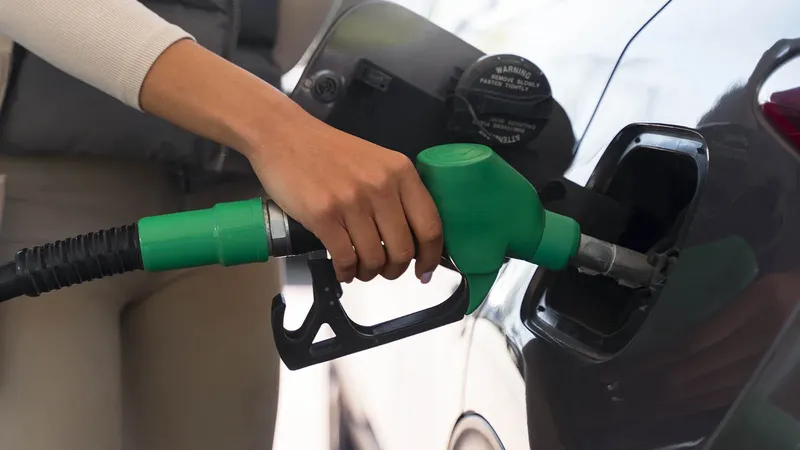 El Gobierno quita la rebaja del IVA de los carburantes y aplica un descuento de 15 céntimos que bajará cada mes