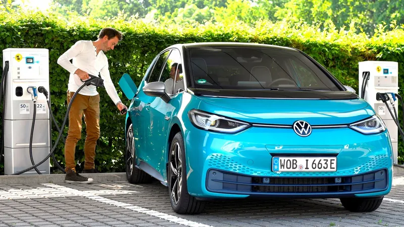 800.000 coches eléctricos e híbridos, ¿se quedan sin ayudas? España las defiende pero el primer mercado europeo plantea dar marcha atrás