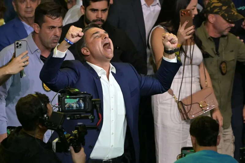 Flávio Bolsonaro pagó 600 000 reales a Elytron, empresa que ofrecía un sistema de IA para manipular elecciones