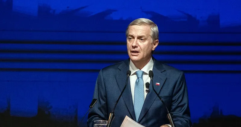 Fitch ve desafíos para que Chile cumpla su meta fiscal y mantenga la deuda bajo control