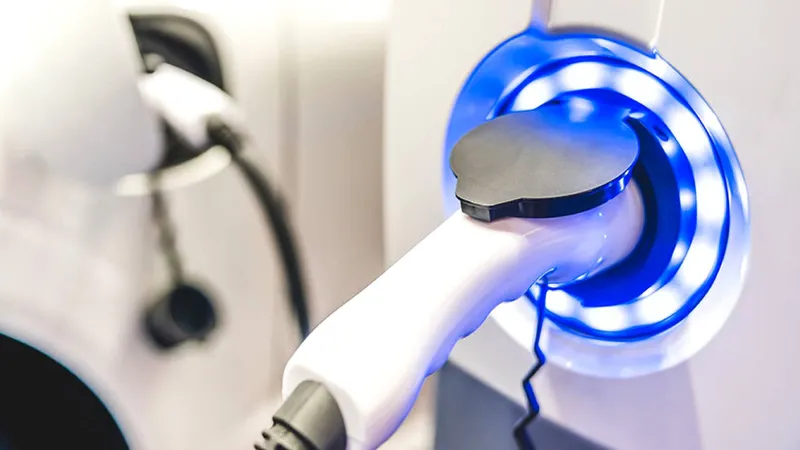 Del cobre de la red ferroviaria al de la red de recarga de coches eléctricos: el cambio de paradigma del automóvil abre la puerta a los ladrones a otro 'gran negocio'