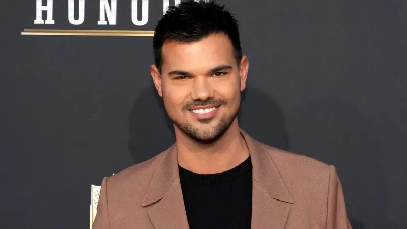 ¡Ya es papá! Taylor Lautner, estrella de ‘Crespúsculo’, presenta a su bebé con una tierna foto