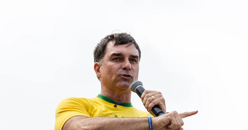 Flávio Bolsonaro nombra a un exministro de Energía como asesor económico de su campaña