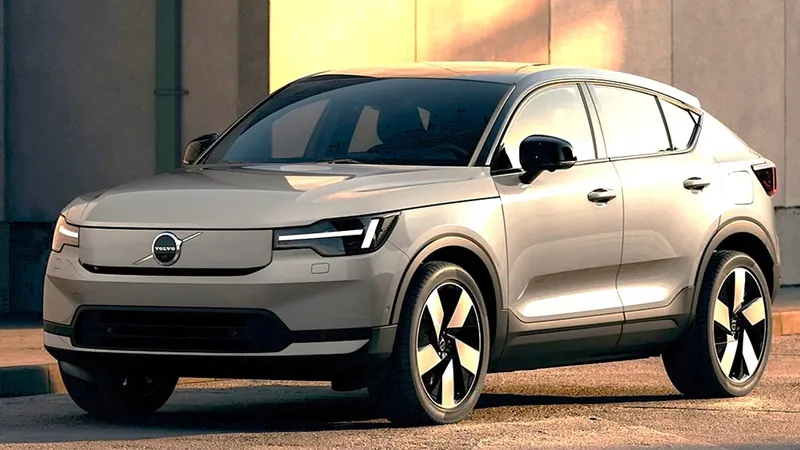 Hasta 585 km, 408 CV y etiqueta CERO: el renovado SUV eléctrico de Volvo ya tiene precio en España