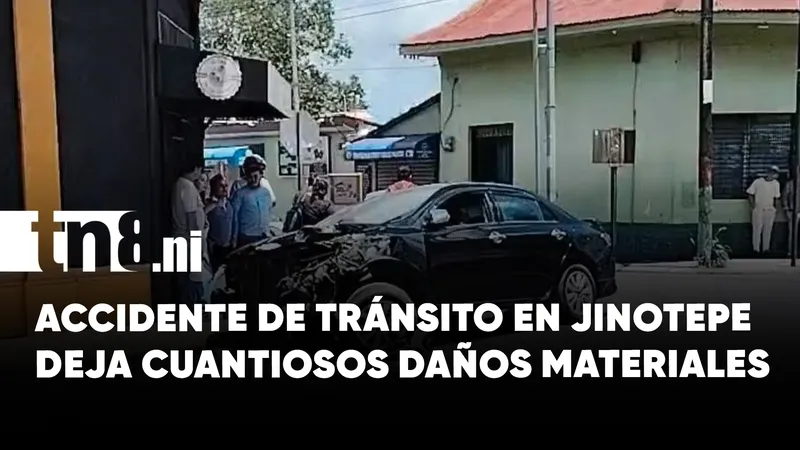 Accidente entre rastra y vehículo liviano deja cuantiosos daños materiales en Jinotepe
