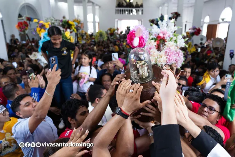 Bajan y visten a Santo Domingo de Guzmán para su visita a Managua