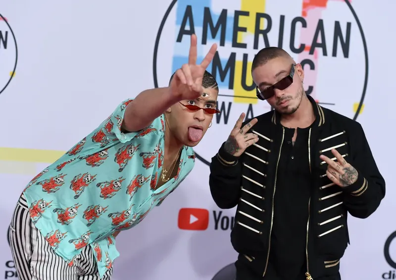 Bad Bunny y J Balvin llevaron el sabor latino a París en un explosivo reencuentro sobre el escenario
