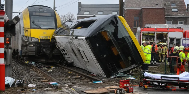 Varios muertos tras choque de autobús escolar con tren en Bélgica