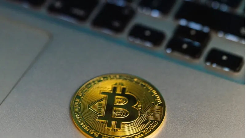 Millonario robo de bitcoins expone una falla inesperada en las billeteras más seguras del mercado