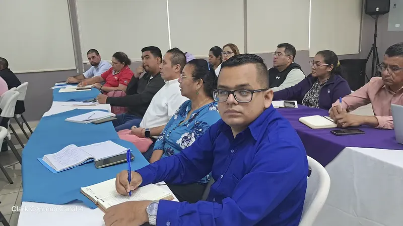 Docentes analizan nuevas formas de evaluar aprendizajes y competencias en las aulas