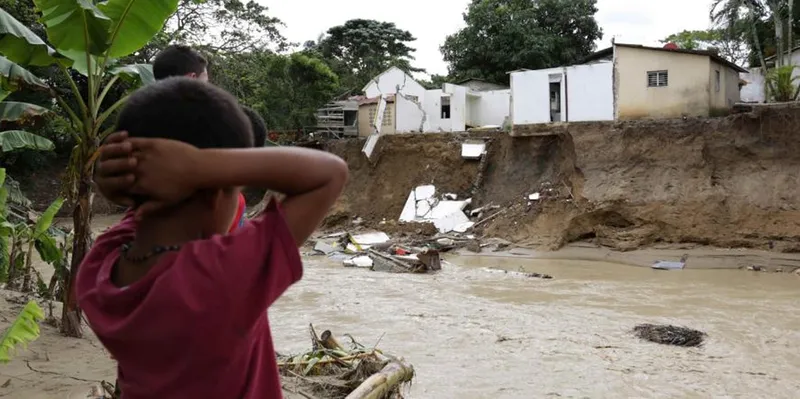 Fuertes lluvias provocan inundaciones y mantienen en alerta a varias provincias de República Dominicana