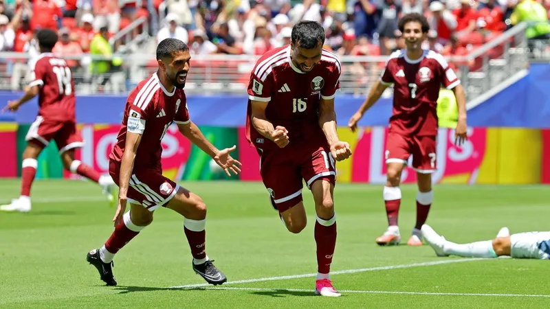 Sobre la hora, Catar hizo historia y sumó su primer punto en una Copa del Mundo