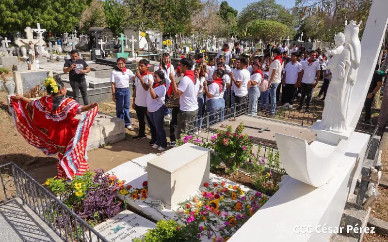 Con flores y cantos revolucionarios, jóvenes honran memoria de doña Lidia Saavedra y la Heroína Nora Astorga