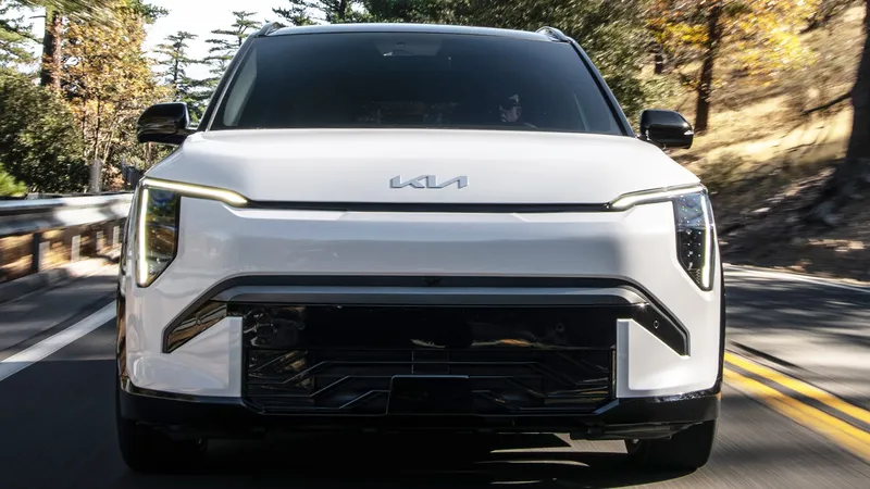 Septiembre le da la razón al coche electrificado en España: uno de cada tres se enchufa y los híbridos siguen liderando el mercado