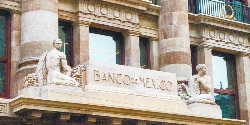 Medio Oriente, inflación de servicios y debilidad económica dividen decisiones de la junta de gobierno de Banco de México
