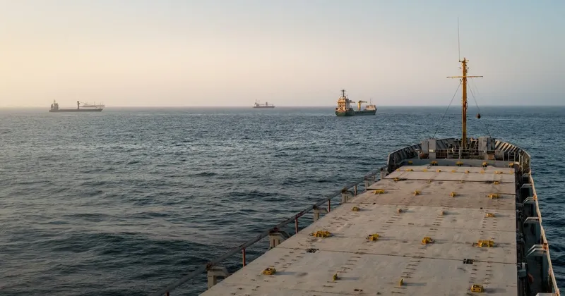 Un ataque a un barco en Ormuz pone en riesgo la reapertura del corredor petrolero