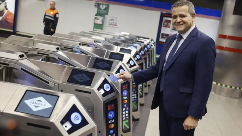 Cómo y dónde puedes entrar al Metro de Madrid simplemente pagando con tu móvil en los tornos