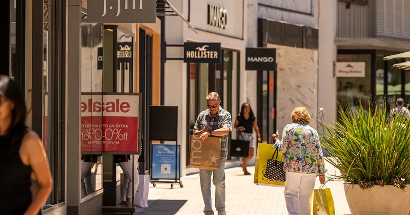Confianza del consumidor en EE.UU. cae por presión de precios y mercado laboral