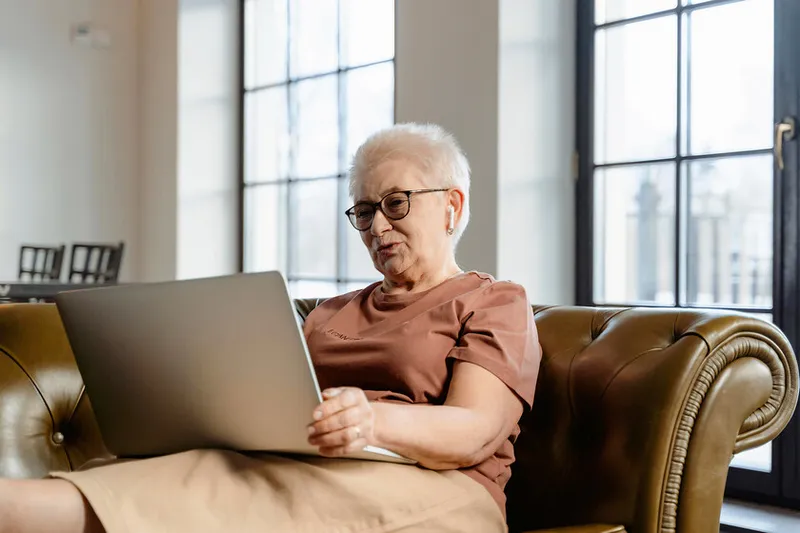 A sus 81 años, ella sólo quería recaudar fondos para su nieto jugando a Minecraft. Hasta que lo peor de internet se abalanzó sobre ella